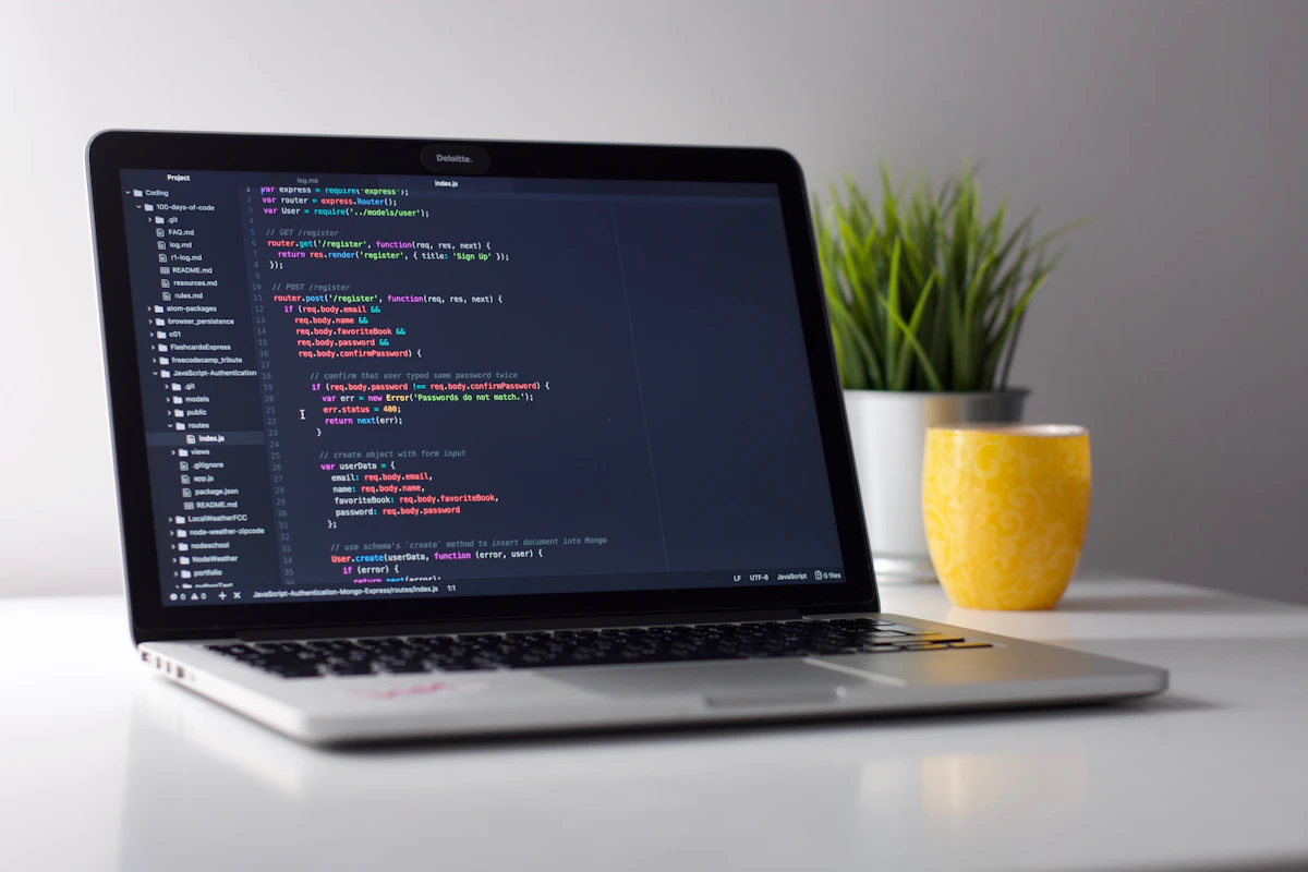 Tela de editor de código sobre mesa de trabalho