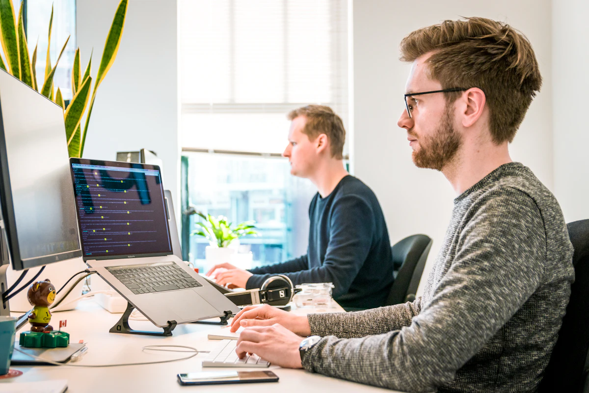 Ambiente de trabalho com código exibido em tela
